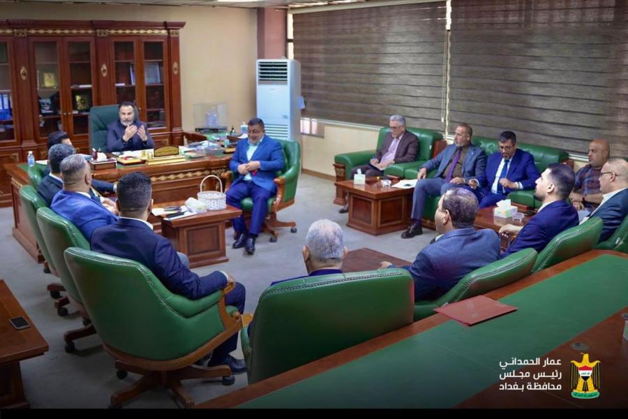 عمار الحمداني خلال لقائه أعضاء من مجلس بغداد ورئيس هيئة استثمار بغداد